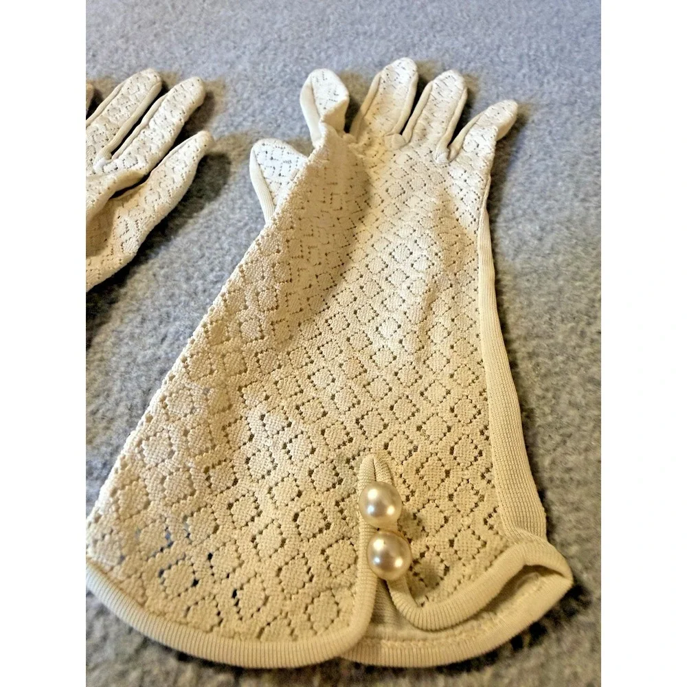 Vintage 1950-60s Lace Crochet Gloves Faux Pearl Button Off White XS-Small Church